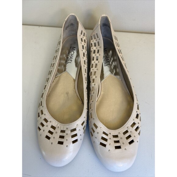 MICHAEL KORS Studded Beige Leather Ballet Flats Sz 8 M Cut Outs - Picture 2 of 11